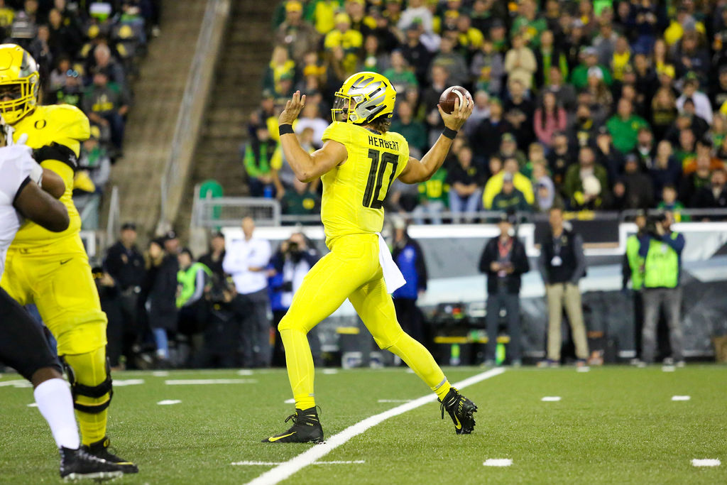 Oregon QB Justin Herbert has fractured collarbone (Update)